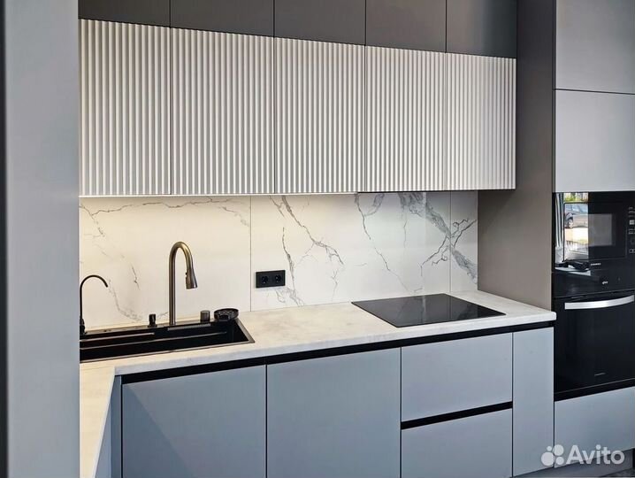 Кухня встроенная светлая