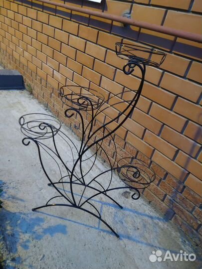 Кованая подставка для цветов