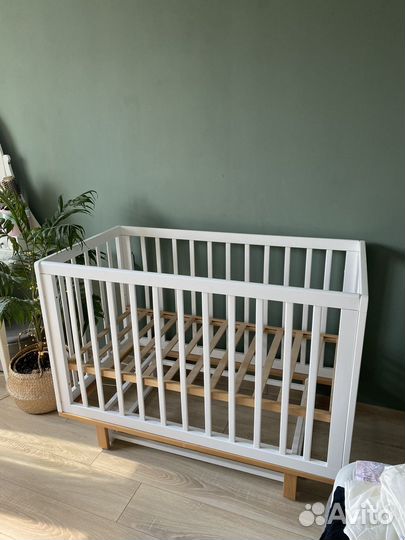 Детская кроватка с маятником