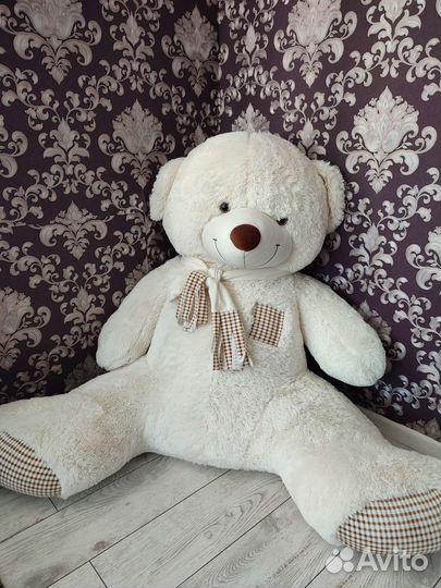 Большой плюшевый медведь
