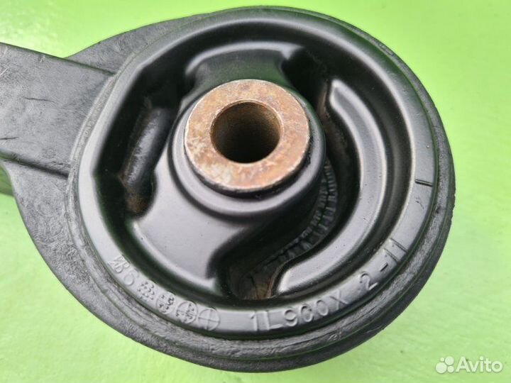 Опора двигателя верхняя правая Honda Civic 4D 1.8