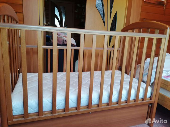 Детская кроватка с маятником и ящиком
