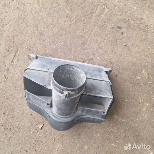 Воздухозаборник Volkswagen Golf 5