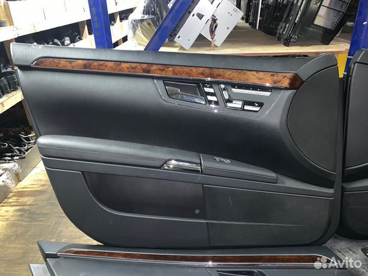 Комплект обшивок дверей на Mercedes Benz W221