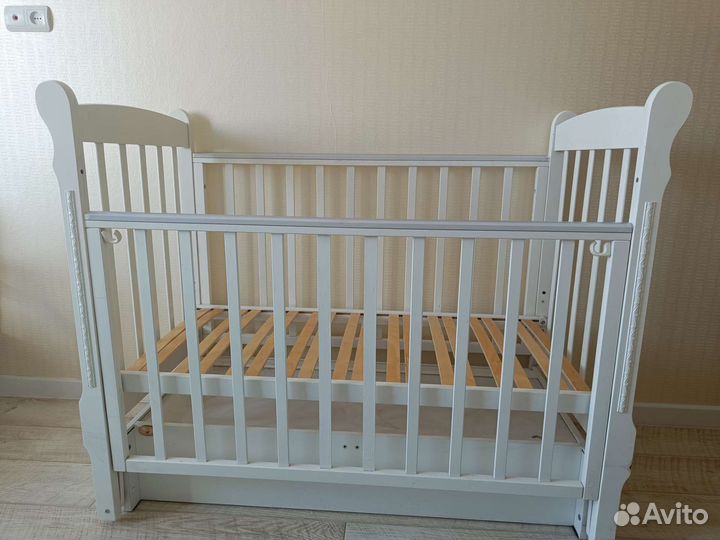 Деревянная кроватка для новорождённого с качанием