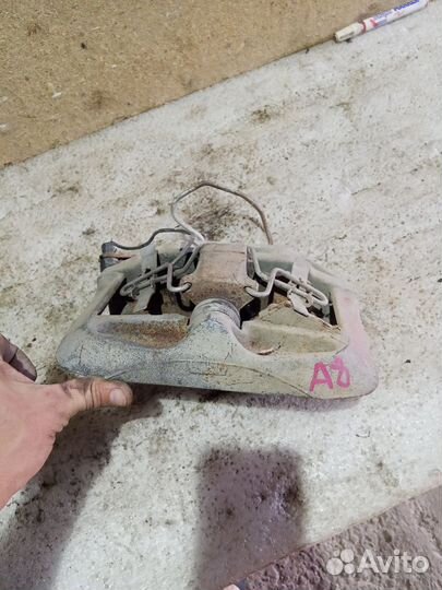 Суппорт передний левый Audi A8 D2