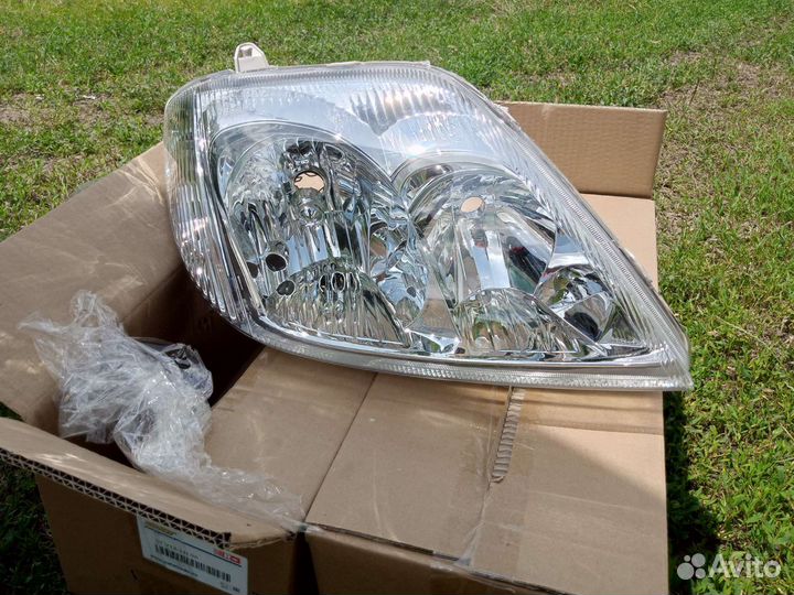 Фара передние Toyota Corolla
