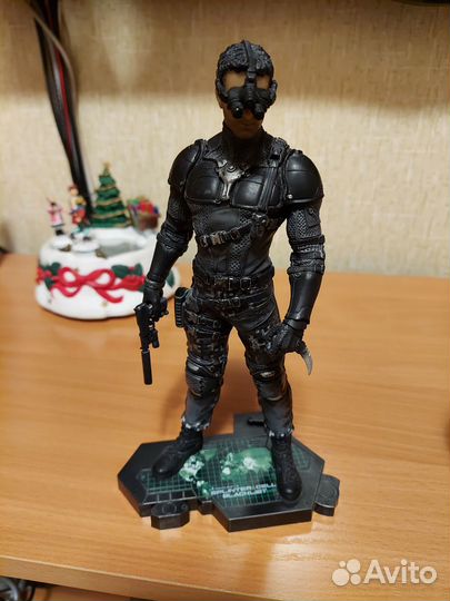 Различные коллекционные статуэтки и фигурки