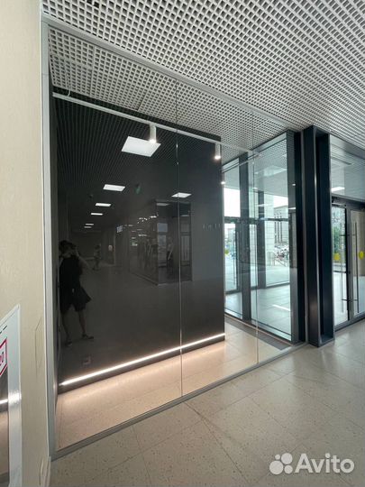 Стеклянные пеpeгоpодки в торговый центр