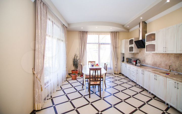 Дом 200 м² на участке 6 сот.