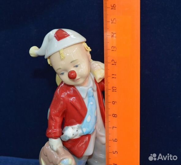 Фарфоровая статуэтка- клоун С чемоданом