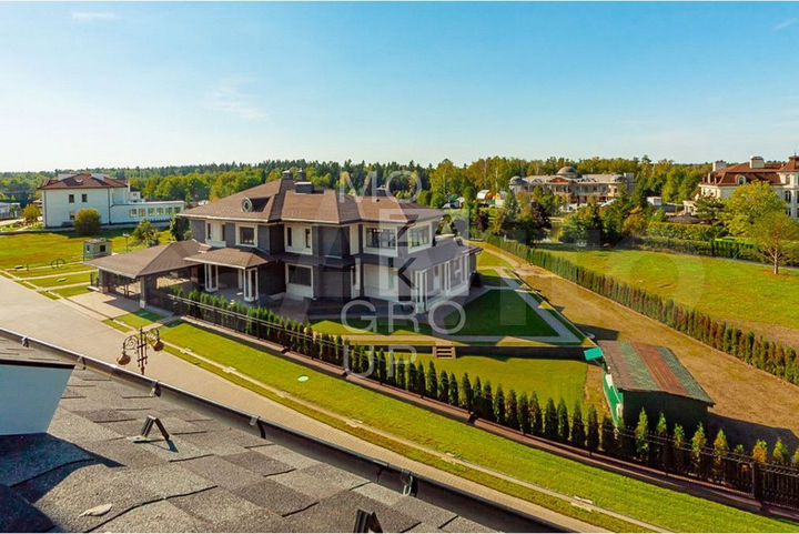 Коттедж 700 м² на участке 11 сот.