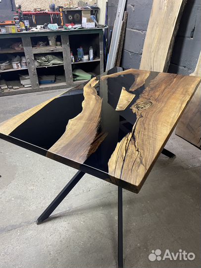 Стол из слэба и смолы