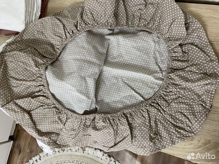 Простынь на резинке в круглую кроватку