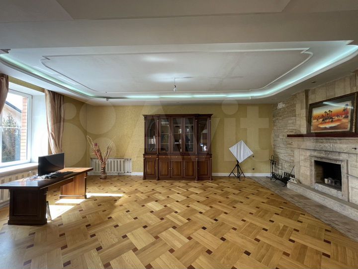 Дом 545 м² на участке 12 сот.