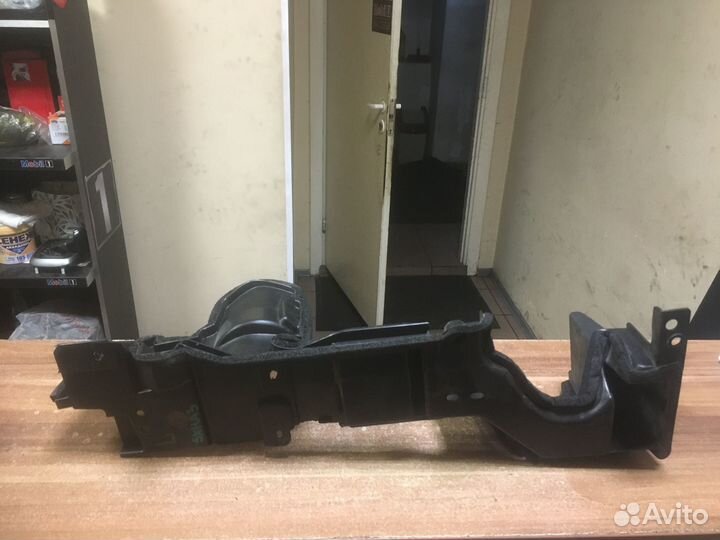 Пыльник радиатора левый Geely Coolray rest