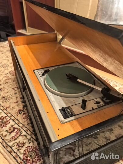 Виниловый проигрыватель