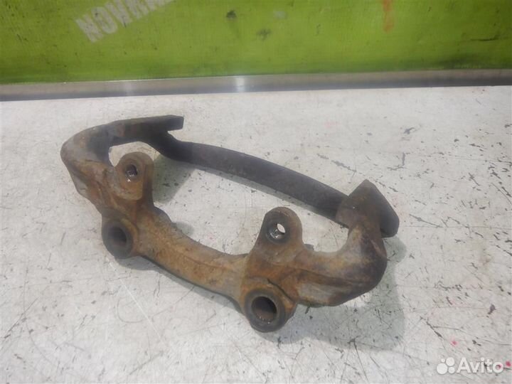 Скоба суппорта переднего Фольксваген Пассат Б3