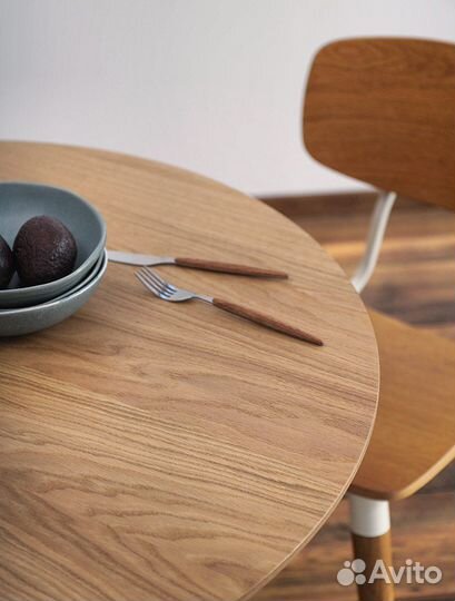 Стол круглый из дерева