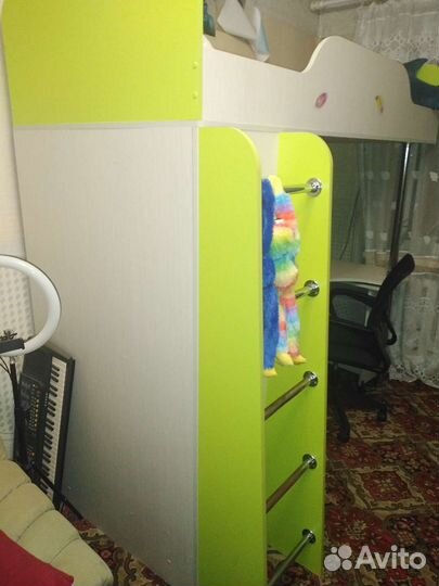 Детская кровать чердак со столом и шкафом