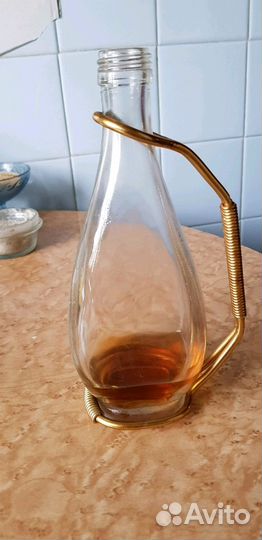 Старая бутылка с ручкой