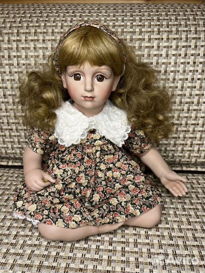 Кукла фарфоровая