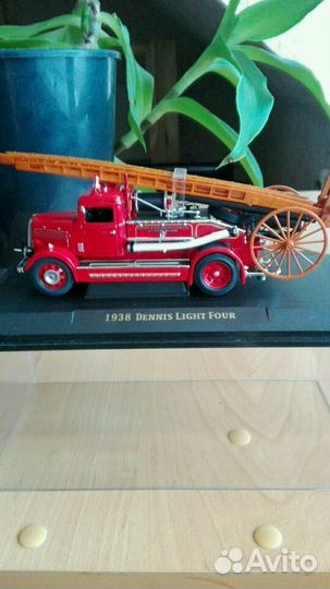 Модель пожарного.автомобиля dennis light four.Масш