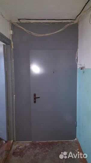 Дверь в подъезд на кладовку