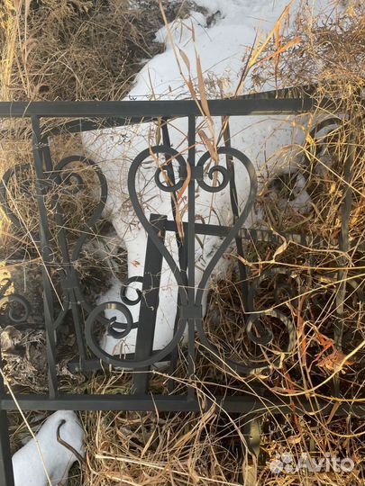 Чёрная металлическая оградка