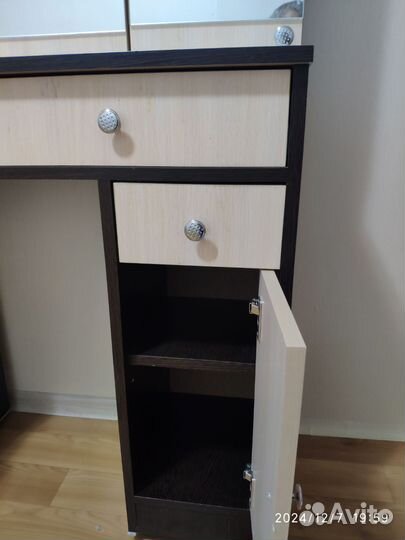 Туалетный столик с зеркалом