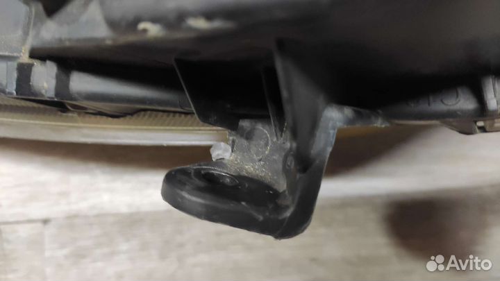 Фара правая тойота ярис