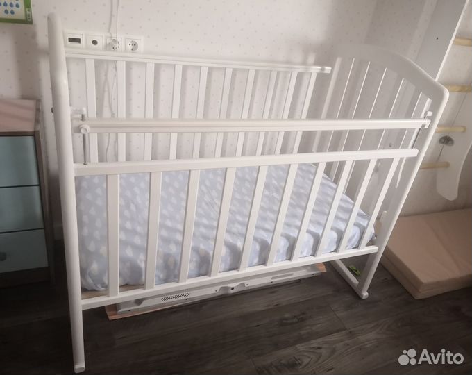 Детская кроватка (с матрасом)