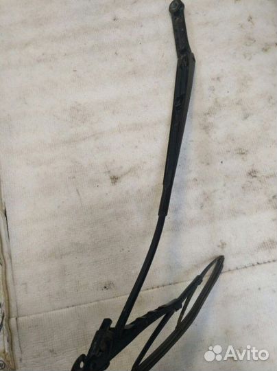 Поводок стеклоочистителя передний правый Audi A4