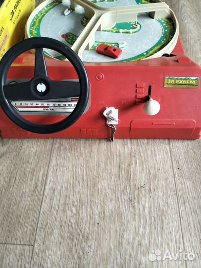 Детская игрушка за рулём