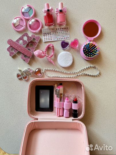 Детская косметика и украшения в чемоданчике