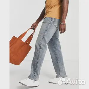 Джинсы прямого кроя темного оттенка с необработанн