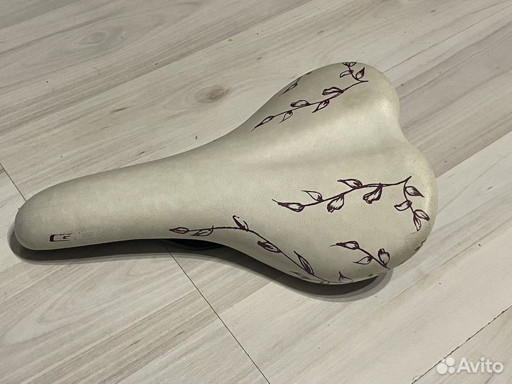 Седло красивое для женского велосипеда GT