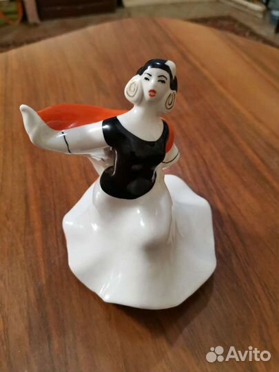 Статуэтка Кармен. Испанский танец с платком