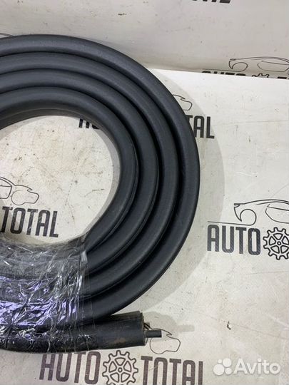 Уплотнитель проема двери передний правый Nissan