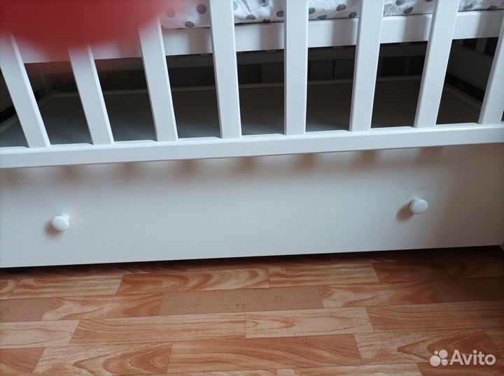 Детская кроватка с маятником и ящиком