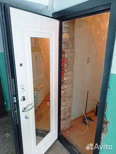 Двери входные с зеркалом новые