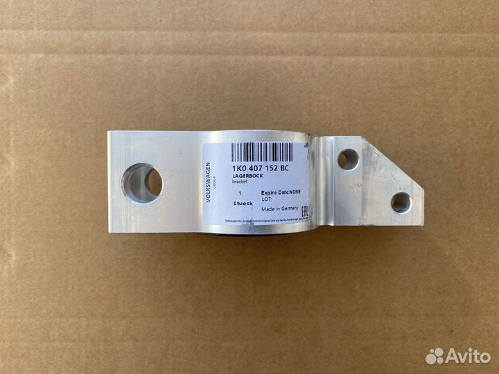 Сайлентблок рычага подвески перед прав 1KD 199 232