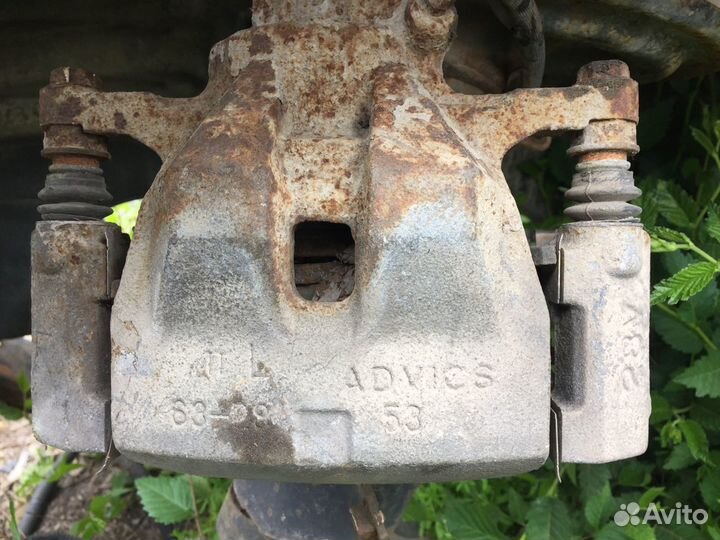 Суппорт пер.лев. на Toyota Gamry v50