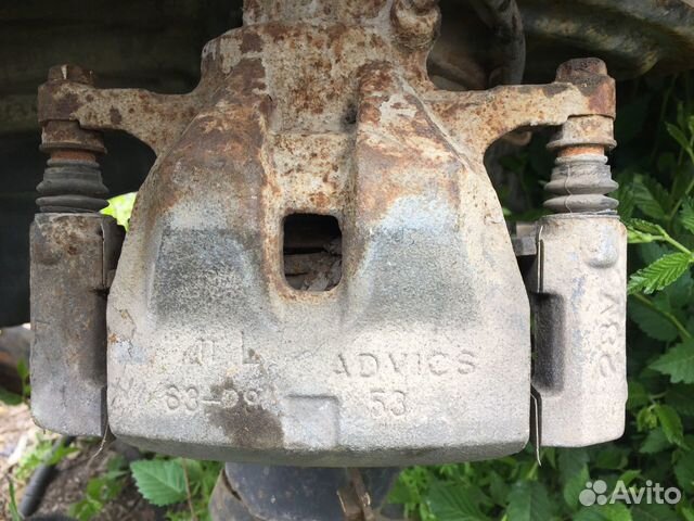 Суппорт пер.лев. на Toyota Gamry v50