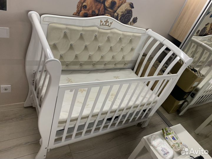 Детская кроватка с маятником белая