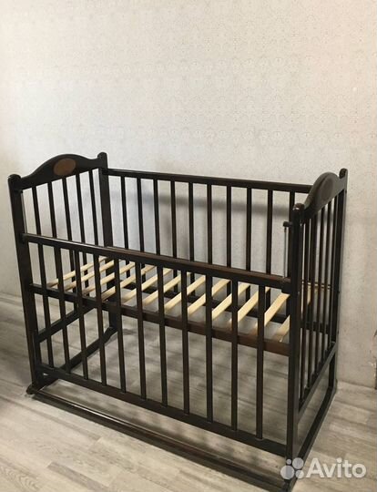 Детская кровать с маятником