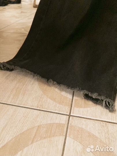 Джинсы-трубы с бахромой