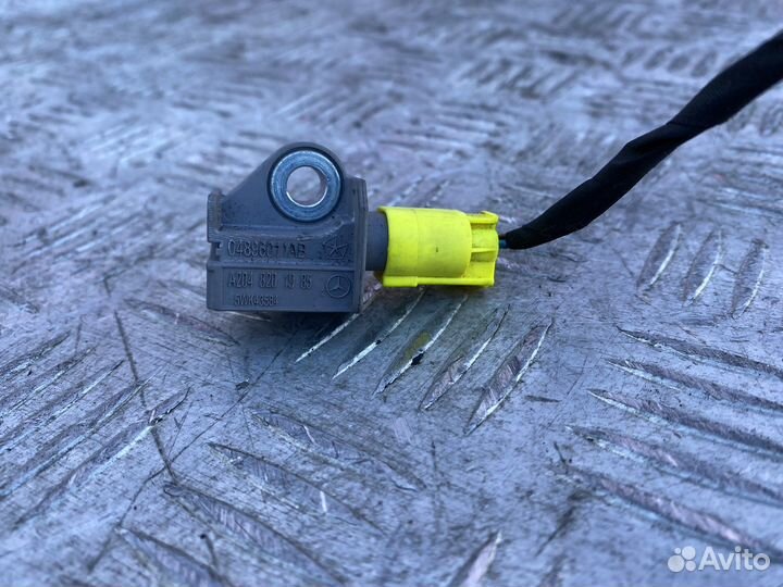 Датчик удара Mercedes W204