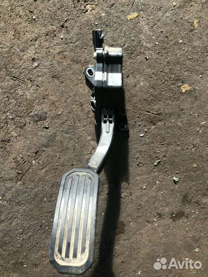 Электронная педаль газа Toyota Camry 7