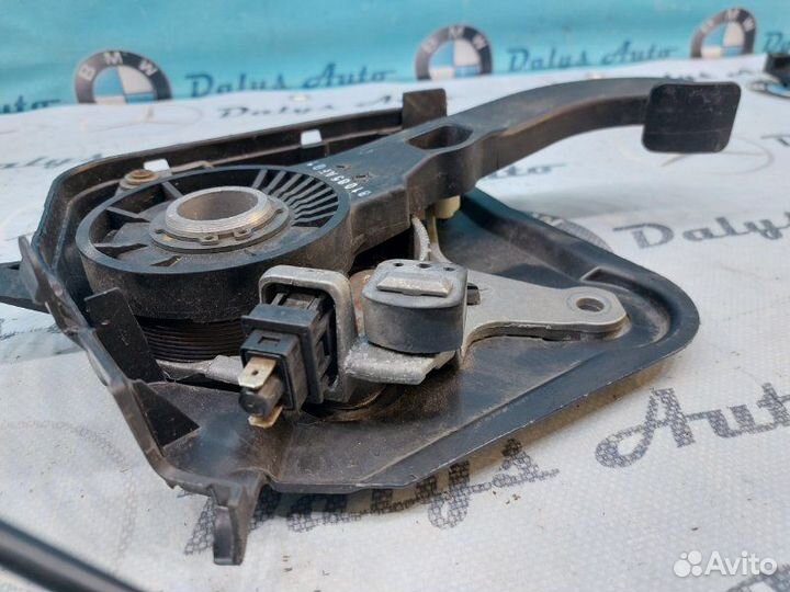 Педаль стояночного тормоза Mercedes-Benz E-Class